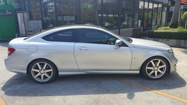 Benz C180 Coupe ปี 2012 รถมือเดียว สภาพป้ายแดง ไมล์แท้วิ่งน้อย อุปกรณ์ครบเอกสารพร้อมโอน