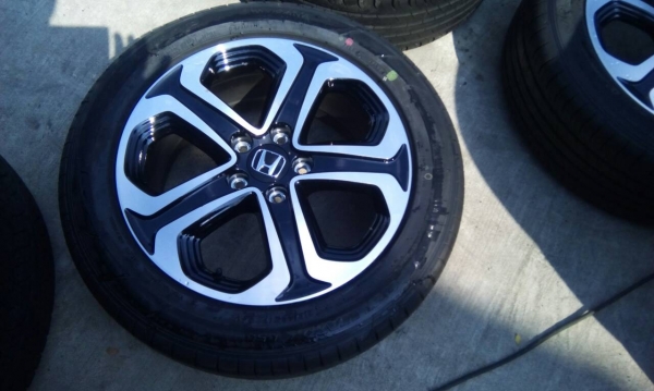 ขายล้อแม็ก HRV ขนาด 17 นิ้ว พร้อมยางป้ายแดง 215 55 17 ใหม่ๆ