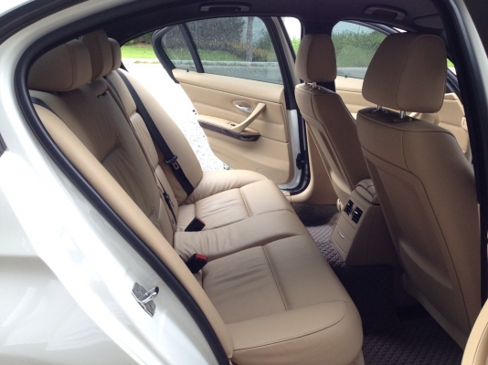 BMW 318 i-SE ปี 2009 (รถศูนย์) รถสวยสภาพนางฟ้า อุปกรณ์ครบ เอกสารพร้อมโอน BMW 318 i-SE ปี 2009 (รถศูนย์) รถสวยสภาพนางฟ้า อุปกรณ์ครบ เอกสารพร้อมโอน