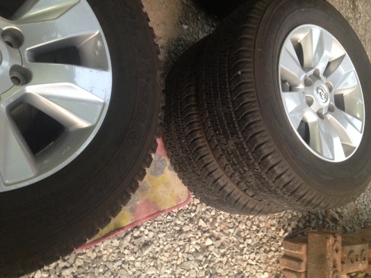 ขายล้อแม็กป้ายแดง TOYOTA REVO พร้อมยาง YOKOHAMA ขอบ 17 สภาพใหม่มากๆ