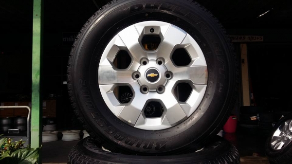ขายล้อแม็กป้ายแดง chev colorado 17" ยางปี15 สนใจติดต่อเล็กครับ 081-3747940