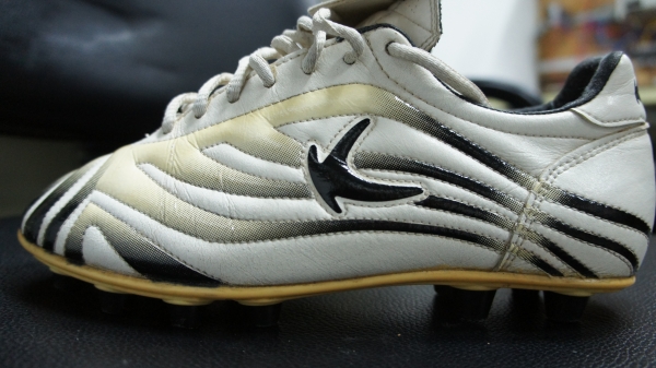 รองเท้าฟุตบอล KIKA Zebra