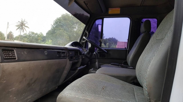 ขายหกล้อตู้แห้ง Nissan PKB214NHRA 216แรงม้า