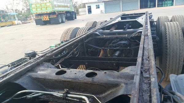 ขายด่วนสิบล้อสองเพลาหัวคัสซี 1Jสมอทองเครื่อง260แรงปี45 สภาพสวยพร้อมใช้