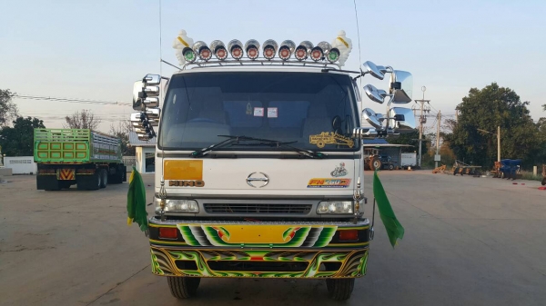 ขายด่วนสิบล้อสองเพลาหัวคัสซี 1Jสมอทองเครื่อง260แรงปี45 สภาพสวยพร้อมใช้