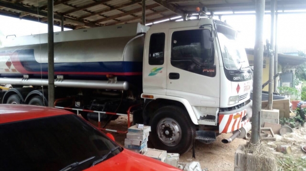 รถอีซุซุ 10 ล้อ บรรทุกน้ำมัน  FVM 195  แรงม้า. ปี 41.     สนใจติดต่อ  081 - 6079515