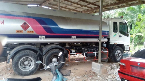 รถอีซุซุ 10 ล้อ บรรทุกน้ำมัน  FVM 195  แรงม้า. ปี 41.     สนใจติดต่อ  081 - 6079515