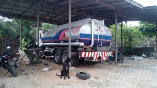 รถอีซุซุ 10 ล้อ บรรทุกน้ำมัน  FVM 195  แรงม้า. ปี 41.     สนใจติดต่อ  081 - 6079515