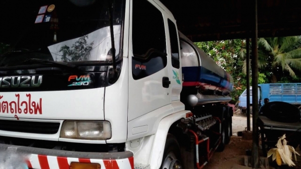 รถอีซุซุ 10 ล้อ บรรทุกน้ำมัน  FVM 195  แรงม้า. ปี 41.     สนใจติดต่อ  081 - 6079515