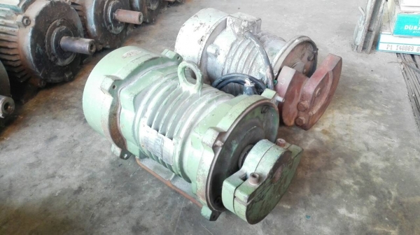 Sell>> มอเตอร์ สั่น-เขย่า ขนาด 1 HP. 1450 RPM. 380V. สภาพดีพร้อมใช้งาน มาคู่ (ไม่มีฝาครอบ)