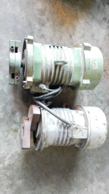 Sell>> มอเตอร์ สั่น-เขย่า ขนาด 1 HP. 1450 RPM. 380V. สภาพดีพร้อมใช้งาน มาคู่ (ไม่มีฝาครอบ)