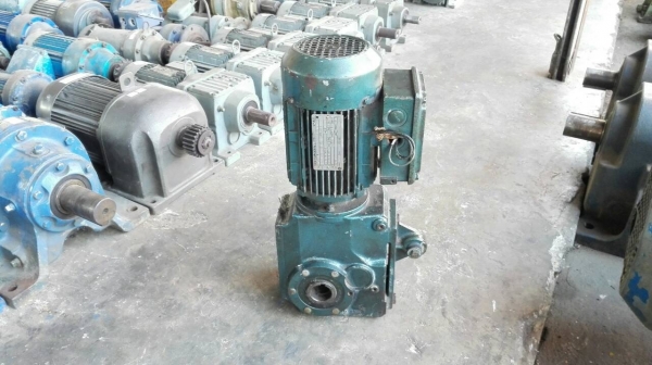 Sell>> มอเตอร์เกียร์ SEW Eurodrive Made in USA. 1 HP. 380V. ทด 1:60 เพลาออก 2 ทาง ความเร็วรอบ 23 RPM. สวยสดนอก!!