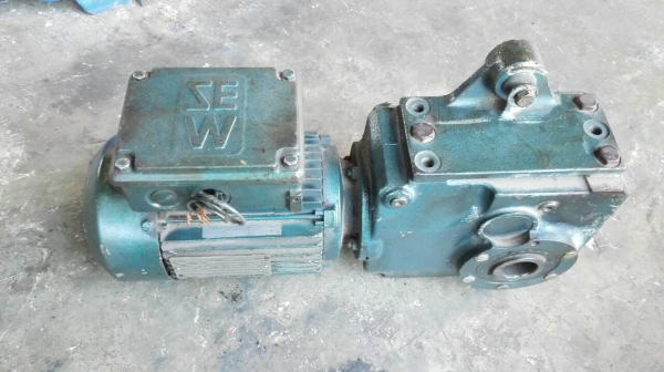 Sell>> มอเตอร์เกียร์ SEW Eurodrive Made in USA. 1 HP. 380V. ทด 1:60 เพลาออก 2 ทาง ความเร็วรอบ 23 RPM. สวยสดนอก!!