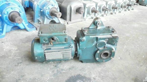 Sell>> มอเตอร์เกียร์ SEW Eurodrive Made in USA. 1 HP. 380V. ทด 1:60 เพลาออก 2 ทาง ความเร็วรอบ 23 RPM. สวยสดนอก!!