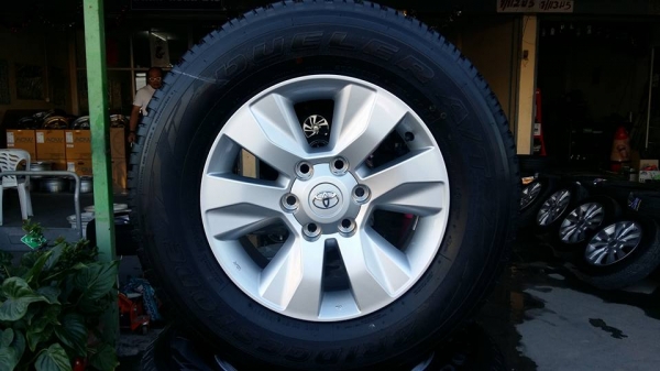 ขายล้อแม็กป้ายแดง revo 17"พร้อมยางปี15 สนใจติดต่อเล็กคลองสามครับ 081-3747940