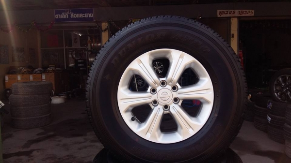 ขายล้อแม็กป้ายแดง np300 navara calibre 16" ยางปี15 สนใจติดต่อเล็กคลองสามครับ 081-3747940