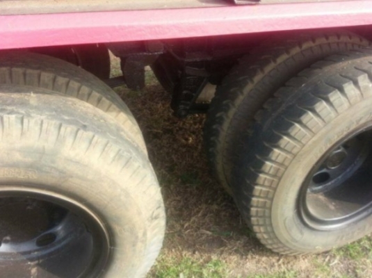 ขายด่วน ลูกพ่วง 3 คานดั๊มพ์ กระบะดั๊มพ์คอกเหล็กของอู่สหกิจ SHK ความยาว 6.40 เมตรสภาพสวยพร้อมบรรทุกหนักได้เลยครับ 3 คานยัดยังไม่ลงเล่มขายตามสภาพนะครับ ช่วงล่างคัชซีสวยไม่มีบิดไม่มีบวม ยางสภาพดีโดยรวมประมาณ 60\% พร้อมใช้งาน เอกสารทะเบียนครบพร้อม ราคาต่อรองได