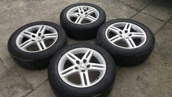 ล้อ honda ขอบ 16 5 รู 114 พร้อมยางปี 13 ชุดล่ะ 4500