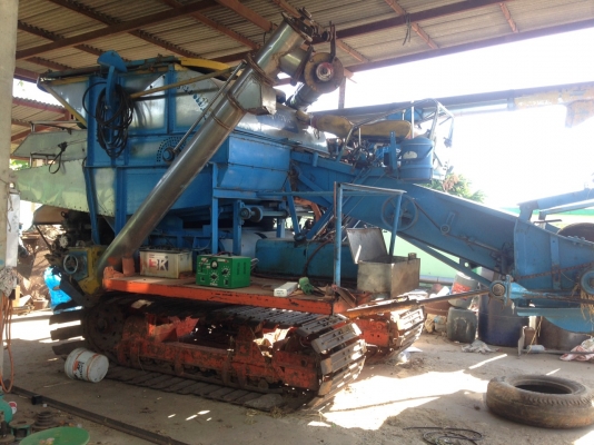 รถเกี่ยวข้าวพร้อมรถหกล้อ