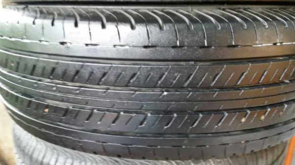 ยาง bridgestone 215 70 15 ปี 14  ชุดล่ะ 6500