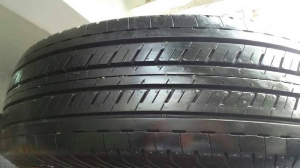 ยาง bridgestone 215 65 16 ปี 15 ถอดป้ายแดงชุดล่ะ 9500