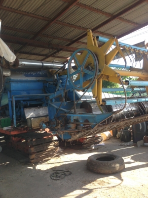 รถเกี่ยวข้าวพร้อมรถหกล้อ รถเกี่ยวข้าวพร้อมรถหกล้อ