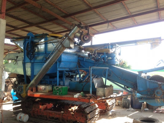 รถเกี่ยวข้าวพร้อมรถหกล้อ รถเกี่ยวข้าวพร้อมรถหกล้อ