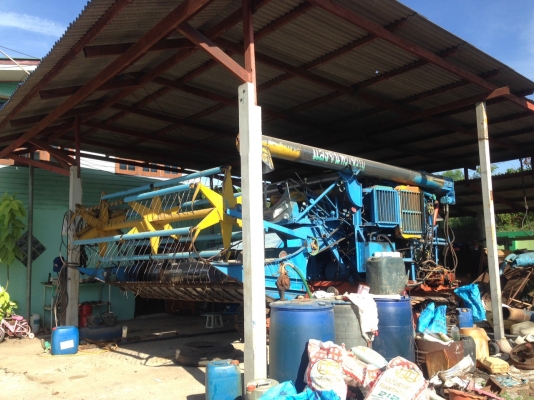 รถเกี่ยวข้าวพร้อมรถหกล้อ รถเกี่ยวข้าวพร้อมรถหกล้อ