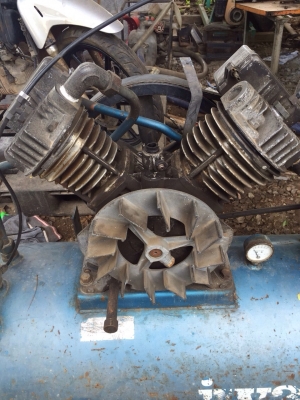 ขายปั้มลมติดเครื่องเบลซิล เก่าญี่ปุ่น ยี่ห้อ iwata ขายปั้มลมติดเครื่องเบลซิล เก่าญี่ปุ่น ยี่ห้อ iwata