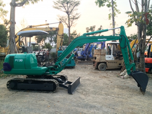 ขายแม็คโคร KOMATSU PC 30-7 พร้อมใช้งาน ติดต่อ 086-775-7900 086-324-1992