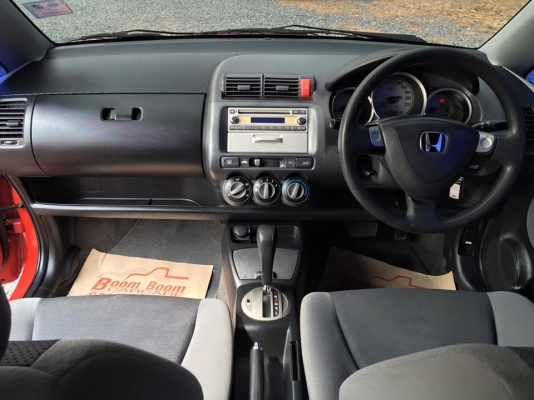 ขาย HONDA JAZZ โฉมแรก ปี 2004 สีแดง แอร์เย็น ขับนิ่งมาก ขับดีมาก ภายในสะอาด ไม่เคยติดแก็ส วิ่ง 140000 โล แม็กขอบ 17 ดอกเต็ม ส