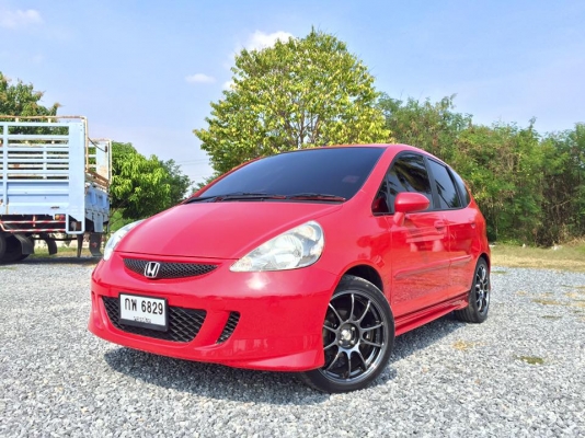 ขาย HONDA JAZZ โฉมแรก ปี 2004 สีแดง แอร์เย็น ขับนิ่งมาก ขับดีมาก ภายในสะอาด ไม่เคยติดแก็ส วิ่ง 140000 โล แม็กขอบ 17 ดอกเต็ม ส