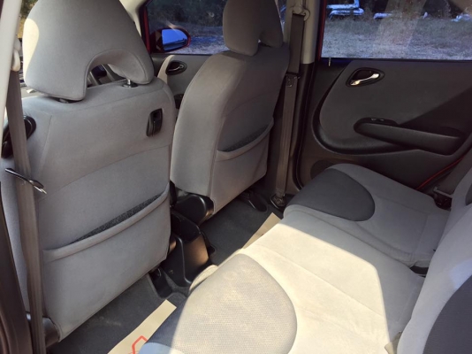 ขาย HONDA JAZZ โฉมแรก ปี 2004 สีแดง แอร์เย็น ขับนิ่งมาก ขับดีมาก ภายในสะอาด ไม่เคยติดแก็ส วิ่ง 140000 โล แม็กขอบ 17 ดอกเต็ม ส