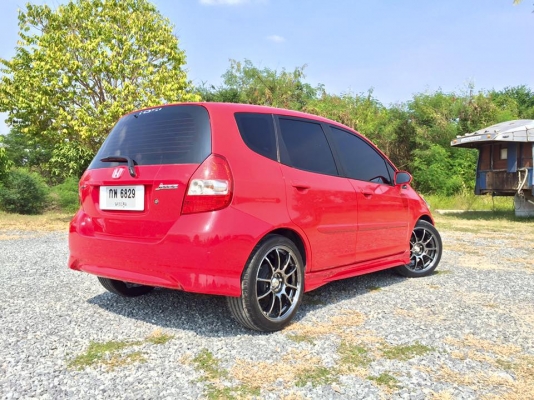ขาย HONDA JAZZ โฉมแรก ปี 2004 สีแดง แอร์เย็น ขับนิ่งมาก ขับดีมาก ภายในสะอาด ไม่เคยติดแก็ส วิ่ง 140000 โล แม็กขอบ 17 ดอกเต็ม ส