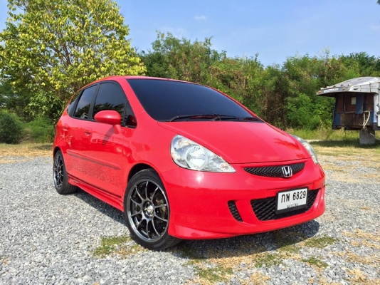 ขาย HONDA JAZZ โฉมแรก ปี 2004 สีแดง แอร์เย็น ขับนิ่งมาก ขับดีมาก ภายในสะอาด ไม่เคยติดแก็ส วิ่ง 140000 โล แม็กขอบ 17 ดอกเต็ม ส