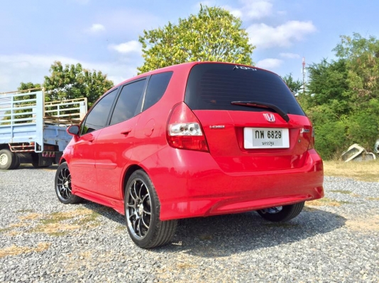 ขาย HONDA JAZZ โฉมแรก ปี 2004 สีแดง แอร์เย็น ขับนิ่งมาก ขับดีมาก ภายในสะอาด ไม่เคยติดแก็ส วิ่ง 140000 โล แม็กขอบ 17 ดอกเต็ม ส