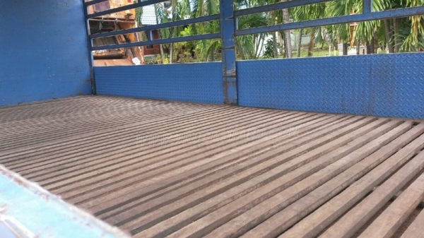 ISUZU NPR  6 ล้อ  130 แรงม้า ปีจดทะเบียน 2547