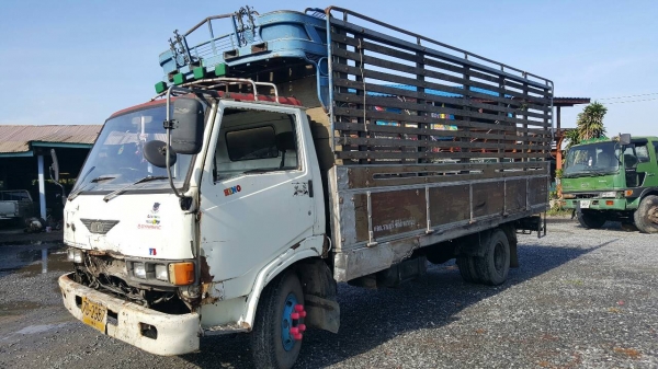 ขายรถHINO KM779 เครื่อง WO4D 117 แรงม้า เครื่องดี คัสซีสวย ยาว5.50เมตร  สภาพตามรูปเรย  ทบ.ขาด4ปี ขายตามสภาพ โทร.080-1085007 บอล Line.080-1085007