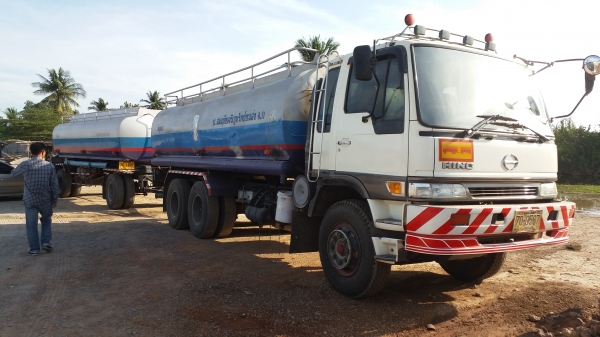 ขายรถสิบล้อ 2 เพลา เป็นรถบรรทุกน้ำส่ากระทิงแดง พร้อมแม่ลูกพ่วง ลูก2คาน เครื่อง 260 แรงม้า ราคา 1200000 บาทติดต่อ 092-6527322