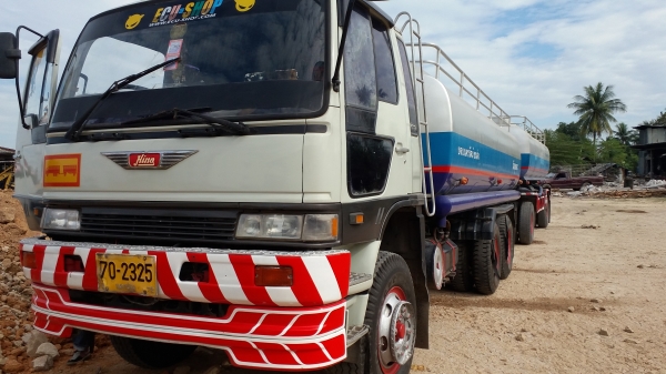 ขายรถสิบล้อ 2 เพลา เป็นรถบรรทุกน้ำส่ากระทิงแดง พร้อมแม่ลูกพ่วง ลูก2คาน เครื่อง 360 แรงม้า ราคา 1200000 บาทติดต่อ 092-6527322