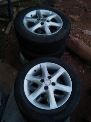 ขายล้อแม็กพร้อมยาง โตโยต้า 4 รู 4300 ครับ