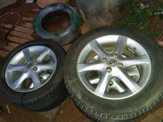 ขายล้อแม็กพร้อมยาง โตโยต้า 4 รู 4300 ครับ