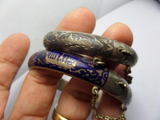 กำไลลงรักและลงยาของเก่า