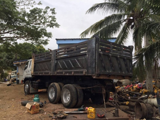 ขายรถบรรทุก Mitsubishi /Fuso  225แรงม้าปี 49 พร้อมกระบะดั๊มสามมิตรพร้อมใช้งาน สนใจติดต่อ คุณเสน่ห์ 0932409414