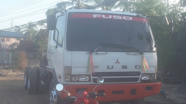 ขายรถบรรทุก Mitsubishi /Fuso  225แรงม้าปี 49 พร้อมกระบะดั๊มสามมิตรพร้อมใช้งาน สนใจติดต่อ คุณเสน่ห์ 0932409414