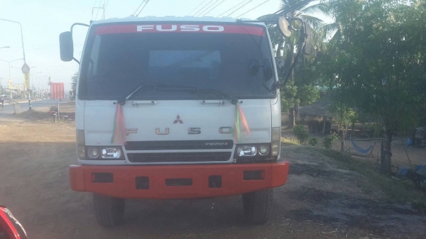 ขายรถบรรทุก Mitsubishi /Fuso  225แรงม้าปี 49 พร้อมกระบะดั๊มสามมิตรพร้อมใช้งาน สนใจติดต่อ คุณเสน่ห์ 0932409414