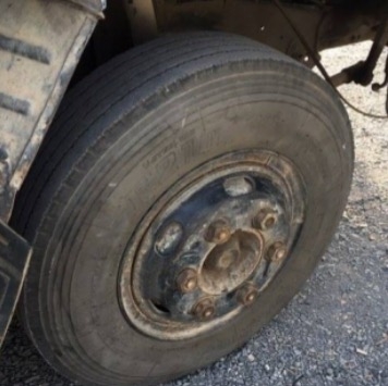 ISUZU NPR 115 HP 4BD1 ปี 34 รถบรรทุกหกล้อ 115 ห้างแท้ กระบะเหล็กคาร์โก้ความยาว 4.30 เมตรสภาพดีสวยพร้อมบรรทุกหนักได้เลยครับ ภายในเก๋งคอนโซลครบพร้อม พวงมาลัยธรรมดา เกียร์สั้น ช่วงล่างคัชซีสวยไม่มีบวม เฟืองท้ายใหญ่ติด F ครบแล้ว ยาง 8.25 ขอบ 16 สภาพดีพร้อมใช้