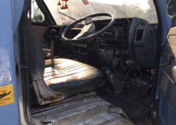 ISUZU NPR 115 HP 4BD1 ปี 34 รถบรรทุกหกล้อ 115 ห้างแท้ กระบะเหล็กคาร์โก้ความยาว 4.30 เมตรสภาพดีสวยพร้อมบรรทุกหนักได้เลยครับ ภายในเก๋งคอนโซลครบพร้อม พวงมาลัยธรรมดา เกียร์สั้น ช่วงล่างคัชซีสวยไม่มีบวม เฟืองท้ายใหญ่ติด F ครบแล้ว ยาง 8.25 ขอบ 16 สภาพดีพร้อมใช้