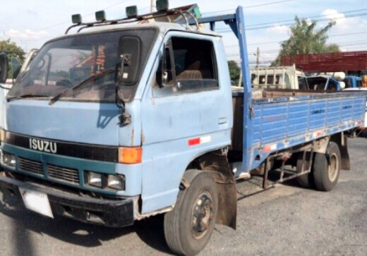 ISUZU NPR 115 HP 4BD1 ปี 34 รถบรรทุกหกล้อ 115 ห้างแท้ กระบะเหล็กคาร์โก้ความยาว 4.30 เมตรสภาพดีสวยพร้อมบรรทุกหนักได้เลยครับ ภายในเก๋งคอนโซลครบพร้อม พวงมาลัยธรรมดา เกียร์สั้น ช่วงล่างคัชซีสวยไม่มีบวม เฟืองท้ายใหญ่ติด F ครบแล้ว ยาง 8.25 ขอบ 16 สภาพดีพร้อมใช้