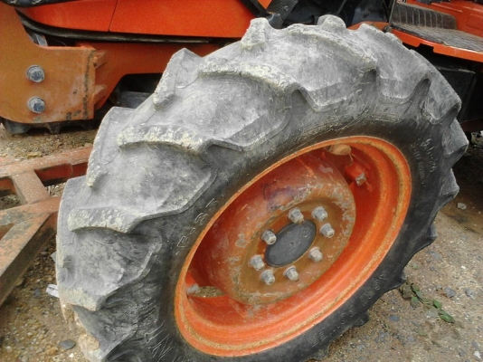 รถไถ KUBOTA 7040  ,  2 เพลา.   ( รถทำงาน 5,9xx กว่า ชม. )     สนใจติดต่อ  081 - 6079515